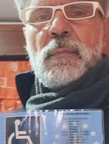 Il figlio cammina, rifiutato il pass per l'auto