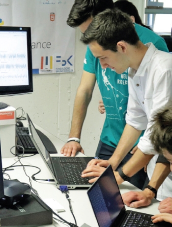 Editoriale: Un altro fronte,  il lavoro