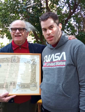 Si laurea in Fisica a 75 anni per il figlio